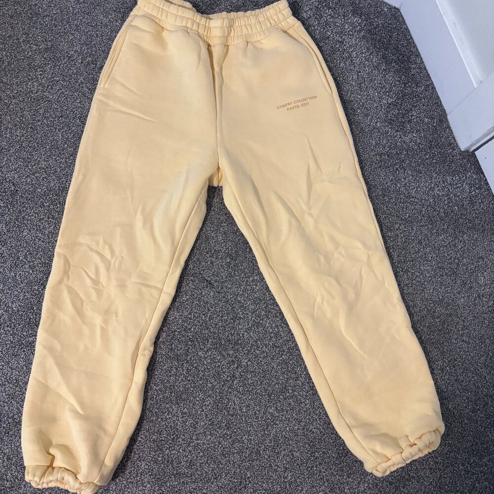 Comfrt Sweatpants in canary size medium